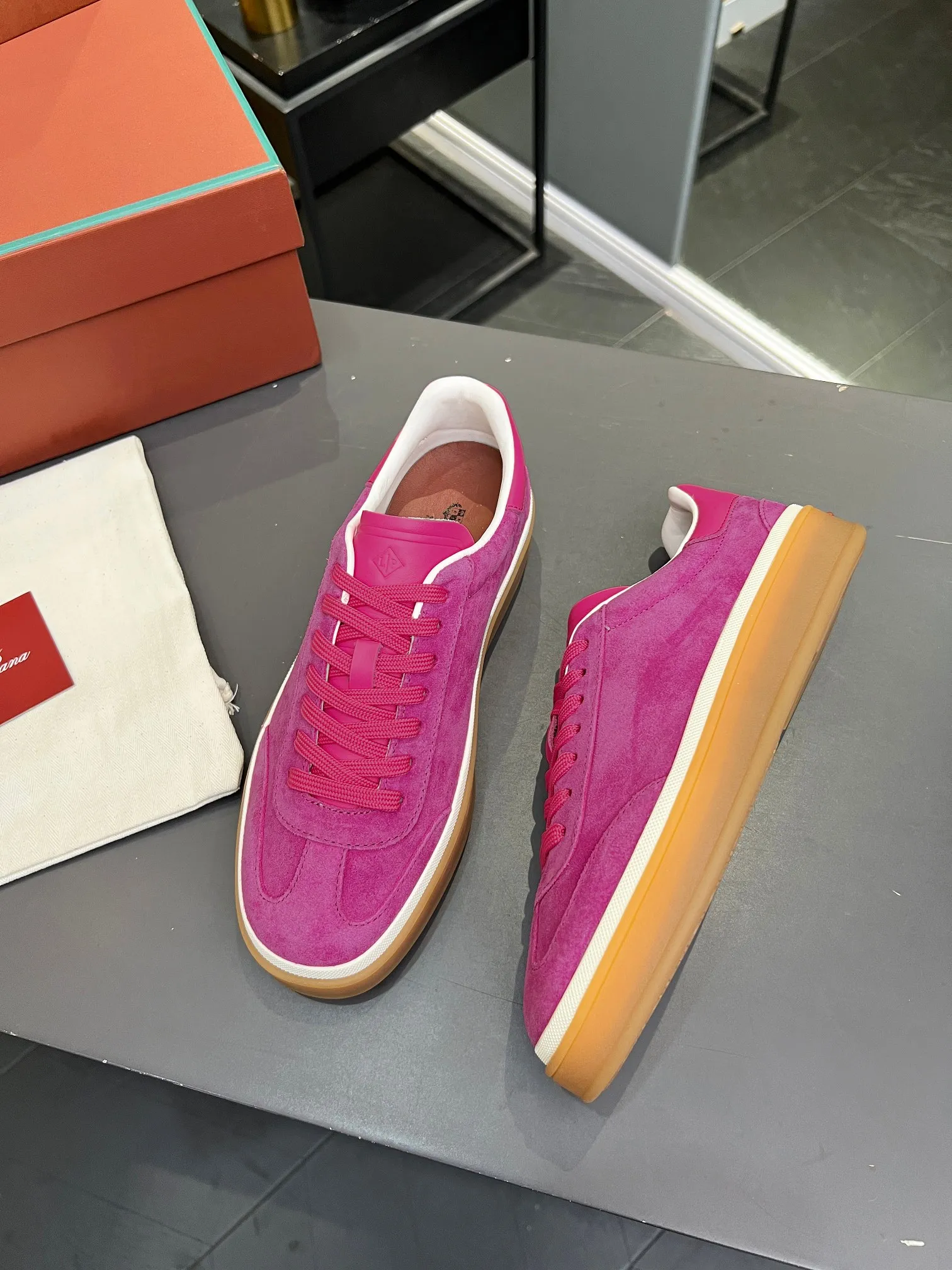 Men's shoes 💰600 purchasing agent, high version 🦅⛳️ Italy [Loro Piana] Tennis walk series LP couple's moral training shoes casual sports shoes sneakers 🎁🎁 Original purchase development and production This new suede tennis shoe adopts an ultra-low design, suitable for wearing all year round 👫👫 The wrapped sole creates an effortlessly attractive color combination that harmoniously blends functionality with understated style, making it the ideal shoe for urban wear. Soft calfskin tongue with Kummel color insert at the heel, cotton lace upper with embossed LP logo, cowhide suede sole, rubber-lined calfskin ✦Upper: imported first-layer cowhide➕customized original cowhide ✦lining: cowhide lining➕cowhide insole ✦sole: original molded TPR ultra-light outsole ✦packaging: original complete package ✦Female size: 35--40